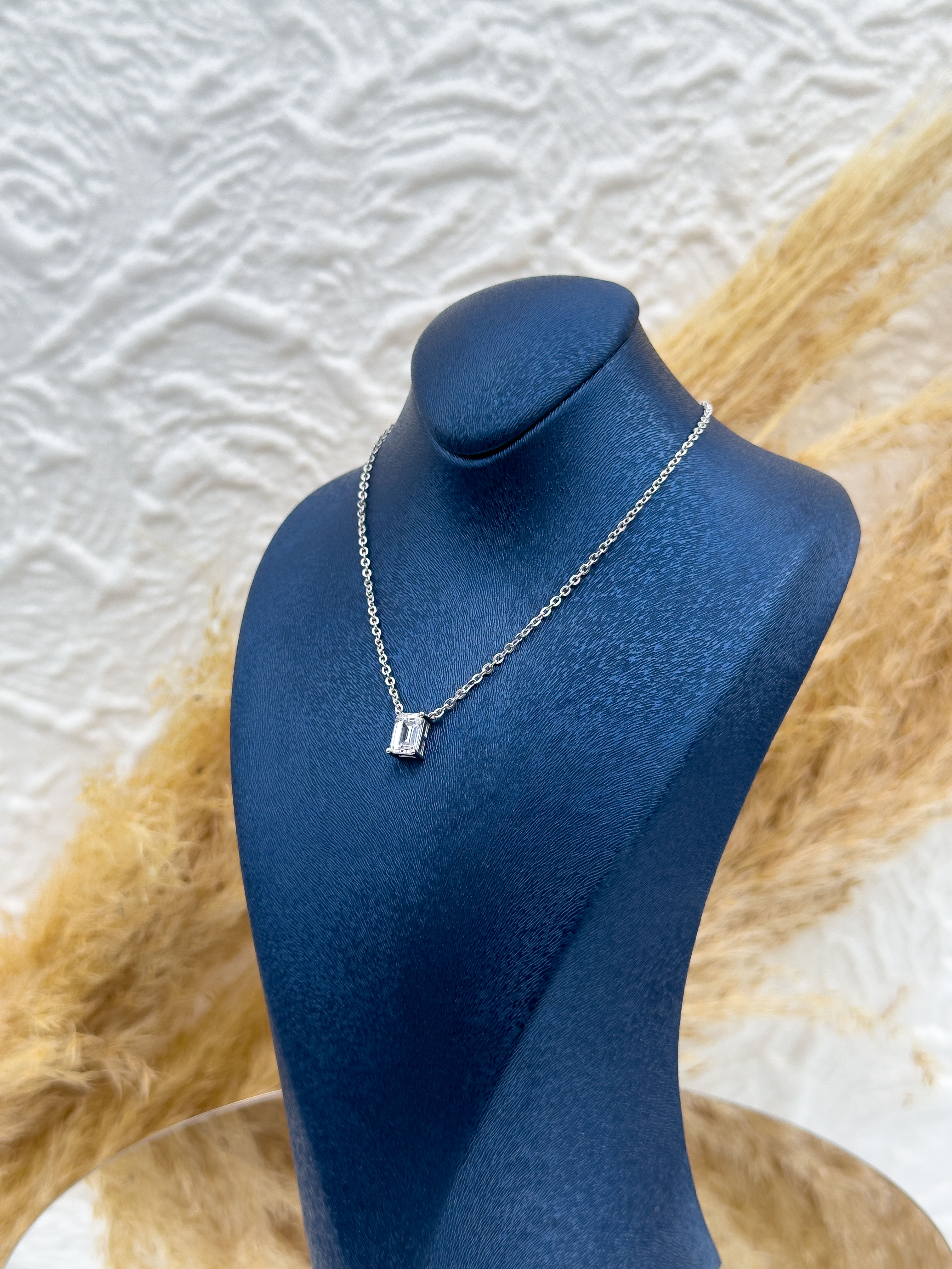 925 Ayar Gümüş Baget Taşlı Pırlanta Montür Kadın Kolye – Zarif ve Şık Hediyelik